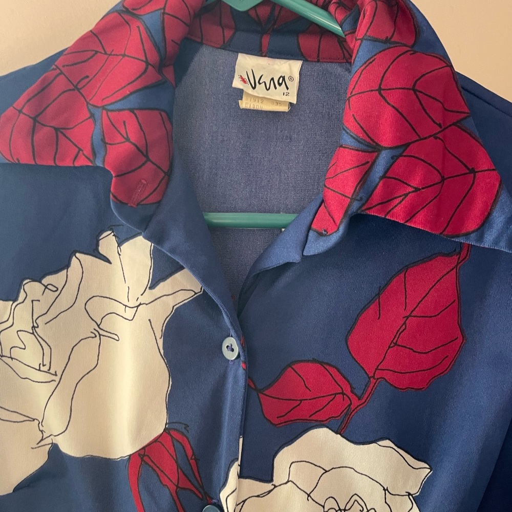 Vera Neumann Signed Floral Button-Up Nylon Shirt with Red and White Design - Picture 3 of 7